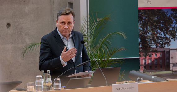 Ein Mensch spricht vor Publikum.