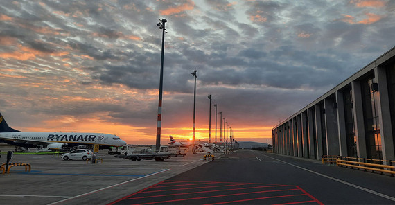 Ein Flugfeld in stimmungsvolles Morgenlicht getaucht.