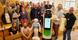 Medizinethiker Prof. Robert Ranisch (2.v.r.) und Teilnehmende der Bürgerkonferenz zum Thema „Robotik in der Pflege“.