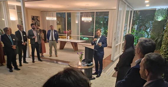 Uni-Präsident Prof. Oliver Günther, Ph.D. spricht beim Empfang der Universität Potsdam in der Residenz der deutschen Generalkonsulin in Sao Paulo.