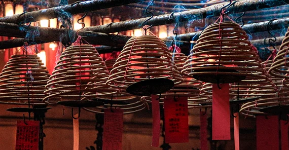 Rauchspiralen mit "Wunschzetteln" im Man Mo Temple in Hongkong. Foto: Kaya Neutzer.