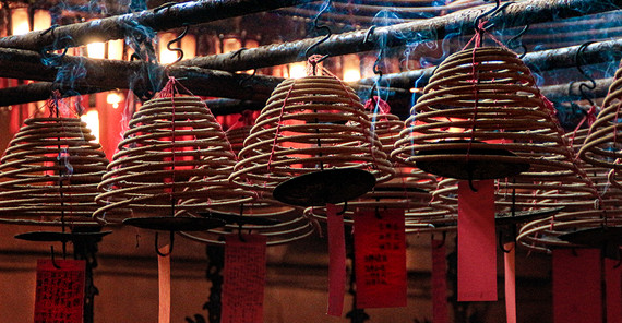 Rauchspiralen mit "Wunschzetteln" im Man Mo Temple in Hongkong. Foto: Kaya Neutzer.