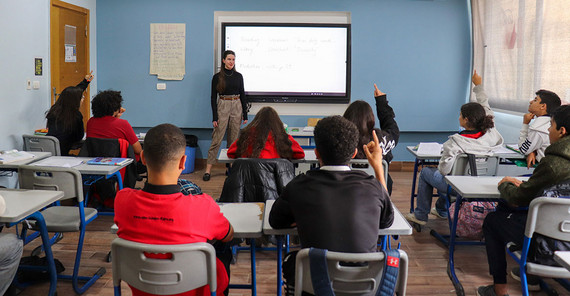 Pai Erben gibt Englischunterricht in der 10. Klasse Pai Erben gibt Englischunterricht in der 10. Klasse