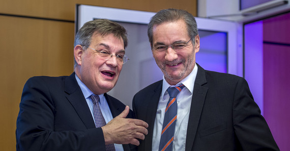 Mat Matthias Platzeck, ehemaliger Ministerpräsident von Brandenburg und Vorsitzender des Vorstandes des Deutsch-Russischen Forums e.V. (rechts) mit dem Vizepräsidenten für Internationales, Alumni und Fundraising der Universität Potsdam, Prof. Dr. Florian J. Schweigert. Foto: Thomas Roese.