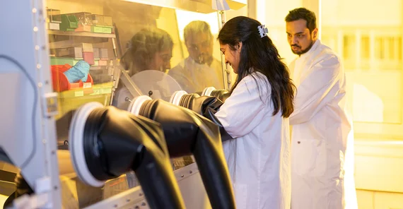 Manasi Pranav (left) und Atul Shukla In the preparation laboratory.