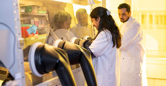 Manasi Pranav (l.) und Atul Shukla im Präparationslabor.