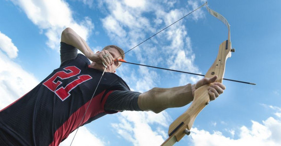 Sportler der einen Bogen schießt.