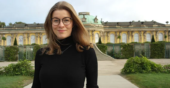 Lina Marie Schauer vor dem Schloss Sansoucci