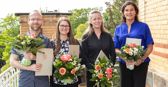 Dr. Tobias Moebert, Ann-Marie Gursch und Prof. Dr. Ulrike Lucke, ausgezeichnet mit dem Landeslehrpreis 2024, und Dr. Alejandra Rodríguez-Sánchez, Trägerin des Postdoc-Preises 2024.