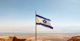 Israelische Flagge im Vordergrund, im Hintergrund Landschaft