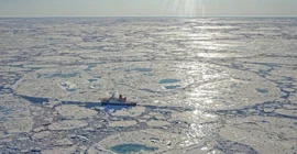 Luftaufnahme der MOSAiC am 30. Juni 2020. Foto: Markus Rex.