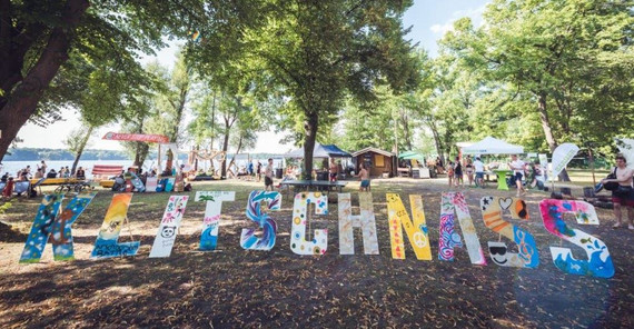 Beim Klitschnass Festival 2018 im Waldbad Templin (Fotos Robert Kujas) Die Buchstaben "Klitschnass" werden am See hochgehalten.