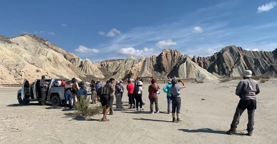 Das Bild zeigt die Teilnehmenden bei der Vorbereitung von Geländearbeiten an deformierten Sediment-Abfolgen im Calchaqui-Tal. Das Foto ist von Bodo Bookhagen. Beim Anklicken öffnet sich das Bild im neuen Fenster.