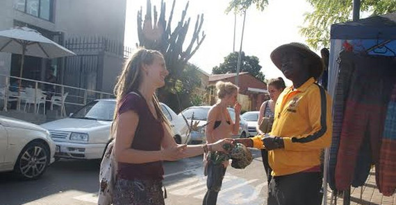Seitdem wir aus dem Flugzeug gestiegen sind, haben wir dazugelernt, und so verärgern wir einige der Straßenhändler mit unseren inzwischen perfektionierten Handelskünsten. Foto: Diana Banmann