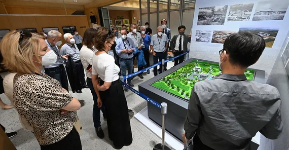 Einweisung in derdemilitarisierte Zone (DMZ), unmittelbar vor dem Besuch der Grenze.