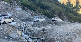 Unsere Fahrzeuge passieren eine Stelle mit häufigen Hangrutschungen. An solchen Passagen kommt es oft zu Fahrbahneinengungen und langen Staus.