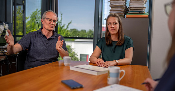 Prof. Dr. Michael Lenhard (l.) und Dr. Anika Küken in an interview.