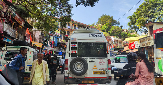 Das Leben findet auf der Straße statt. Impression aus Rudraprayag.