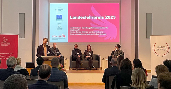 Blick auf die Bühne bei der Verleihung des Landeslehrpreises