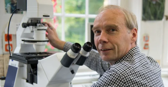 Dr. Guntram Weithoff mit den Algen im Labor.