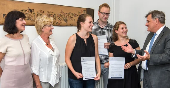 Prof. Dr. Florian J. Schweigert, Uni-Vizepräsident für Internationales, Alumni und Fundraising (r.) gratulierte herzlich zum erfolgreichen Zertifikatsabschluss. Dr. habil. Ljuba Kirjuchina, Leiterin der Geschäftsstelle Studiumplus, sowie Dr. Doris Gebert, Leiterin des Zentrums für Sprachen und Schlüsselkompetenzen , freuten sich gemeinsam mit den Studierenden Daniela Marie Gebbert, Henryk Meyer und Johanna Wagenknecht über das Erreichte. Foto: Karla Fritze