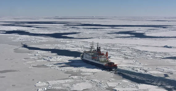 Der Forschungseisbrecher „Polarstern“ im Weddellmeer | Foto: Winkelmann/Reese