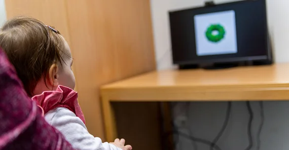 Mathilde beim Experiment im BabyLAB