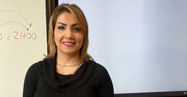 Entisar Karkoli vor Schultafel.