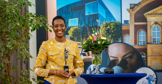 Dr. Elisabeth Kaneza erhielt 2021 den „Voltaire-Preis für Toleranz, Völkerverständigung und Respekt vor Differenz“ der Universität Potsdam