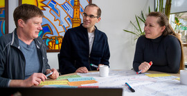 Annette Prochnow (Direktorin des Leibniz-Instituts für Agrartechnik und Bioökonomie), Niels Landwehr (Professor für Data Science in Agriculture) und Ulrike Lucke (Professorin für Komplexe Multimediale Anwendungsarchitekturen) (v.l.n.r.). | Foto: Tobias Hopfgarten.