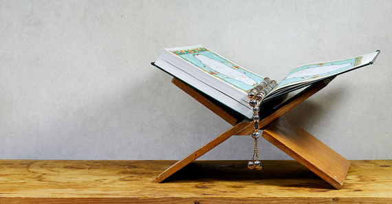 Buch auf einem Ständer.