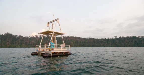 Leichte Bohrplattform auf dem Barombi-See. Diese Schwimm-Plattform ist komplett zerleg- und transportierbar. Mit ihr konnten im rund 100 Meter tiefen Barombi-See Sedimentproben erbohrt werden, die anschließend im Labor analysiert wurden. (Quelle: Y. Garcin/Uni. Potsdam)