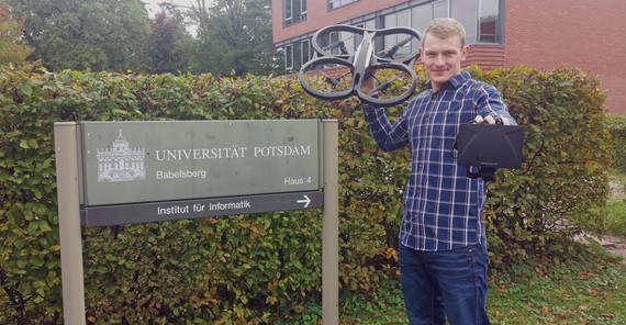 Informatikstudent Matthias Weise hat mit seiner RiftDrone den 2. Platz beim Deutschen Multimediapreis M21 gewonnen. Foto: privat Informatikstudent Matthias Weise hat mit seiner RiftDrone den 2. Platz beim Deutschen Multimediapreis M21 gewonnen. Foto: privat