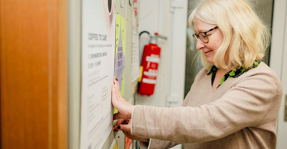 Dörte Esselborn steht an einer Pinnwand.