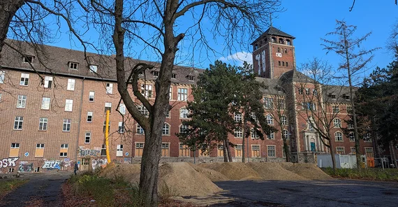 Der alte Landtag auf dem Brauhausberg. Bild im Winter mit kahlen Bäumen im Vordergrund, sowie Sandbergen von Baumaßnahmen.