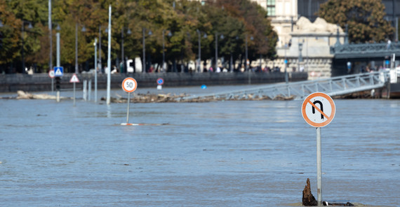 Überflutete Straße nach Starkregen