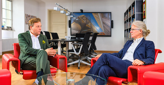 Der Präsident der Universität Potsdam Prof. Oliver Günther, Ph.D. im Gespräch mit Dr. Silke Engel, Sprecherin der Hochschule.