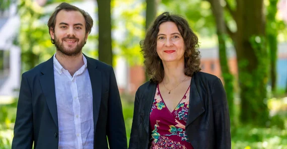 Tomas Velláni und Prof Dr. Sabine Kuhlmann. Das Foto ist von Tobias Hopfgarten.