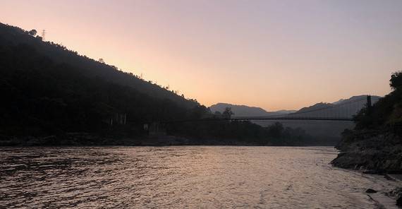 Alaknanda-Fluss bei Abenddämmerung in Srinagar.