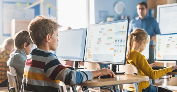 Schüler an Computern im Klassenraum