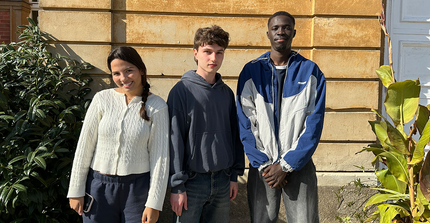 Drei der neuen internationalen Austauschstudierenden: Carol aus Brasilien, Szymon aus Polen und Papa Arona aus dem Senegal.